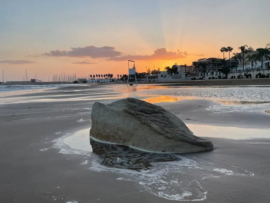 Spiaggia al tramonto sulla costa ragusana